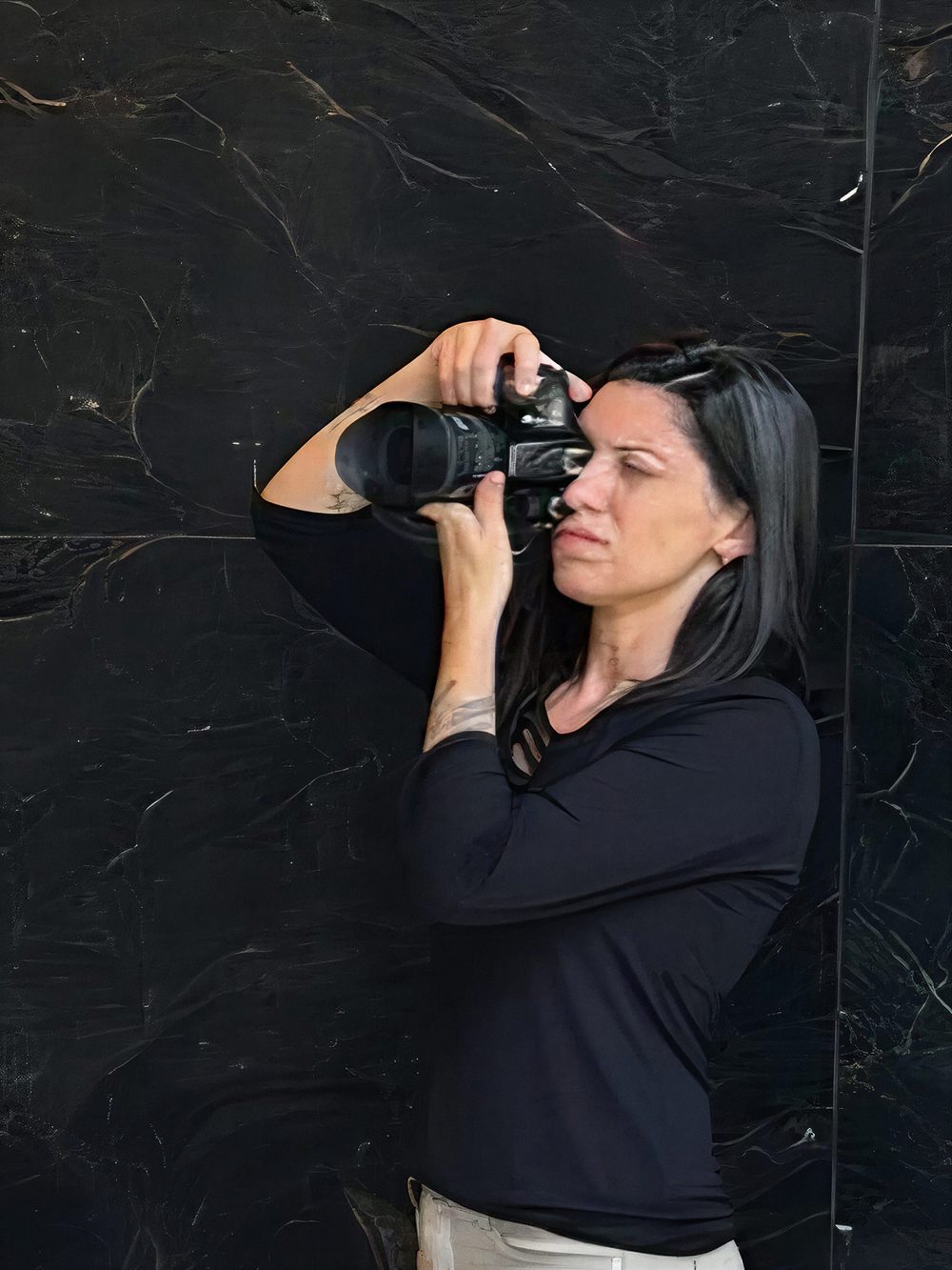 Priscila Andrade, fotógrafa e videomaker, fotografando com câmera profissional